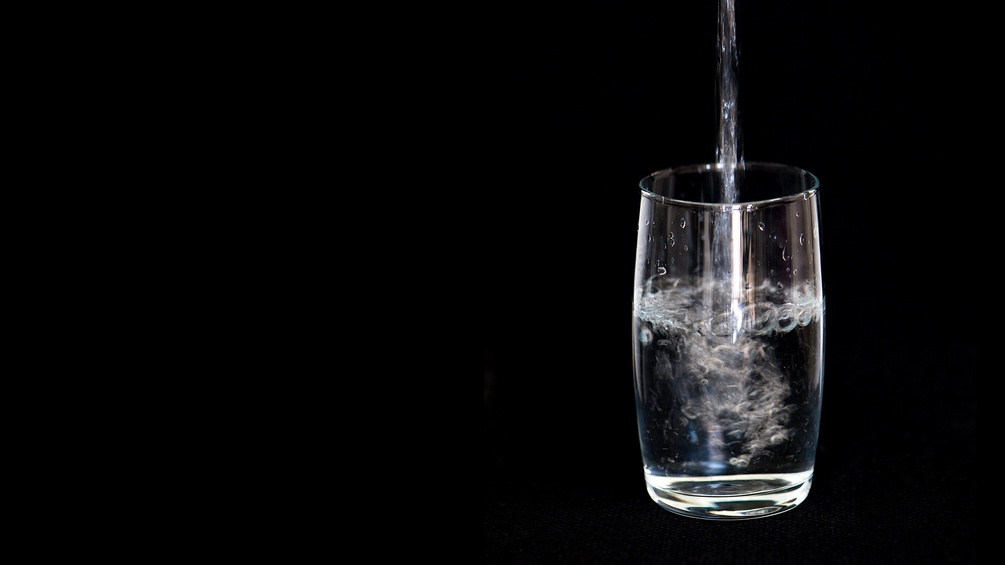 Halb volles bzw halb leeres Wasserglas