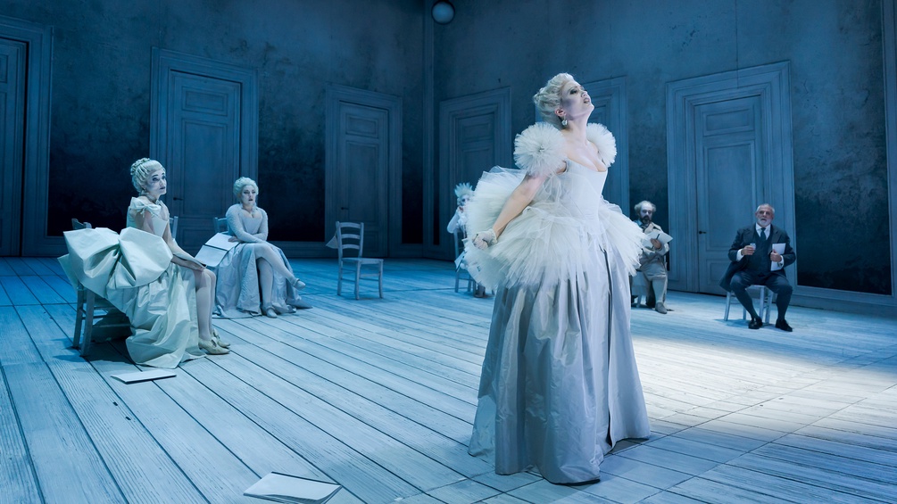 Bühne mit Opernsängerin