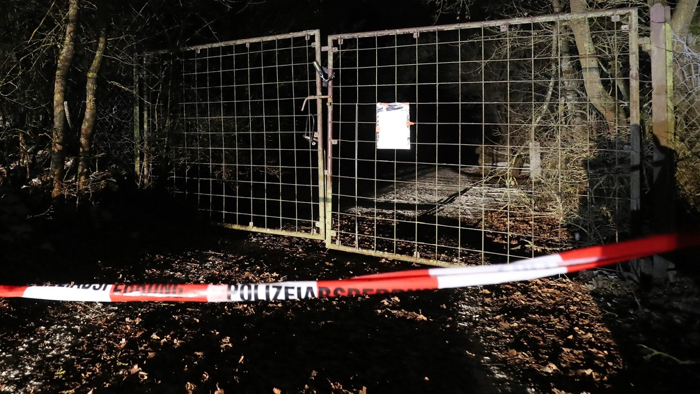 Polizeiabsperrband im Dunkeln, Gittertor