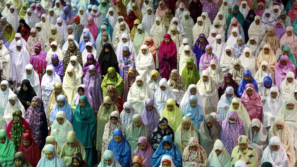 Bettende Frauen in Indonesien
