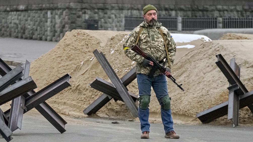 Bewaffneter Zivilist in Kiew