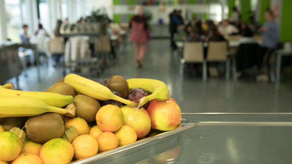 Kantine: Obst in einer Aluschale