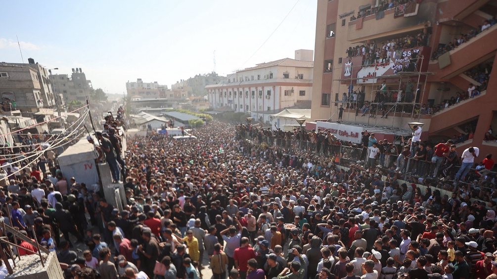 PICTUREDESK.COM/AFP/OMAR AL-QATTAA Freigelassene Geiseln im Gazastreifen, umringt von Menschen