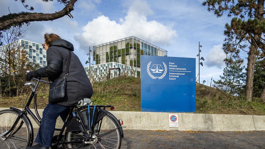 Internationale Strafgerichtshof mit Radfahrerin