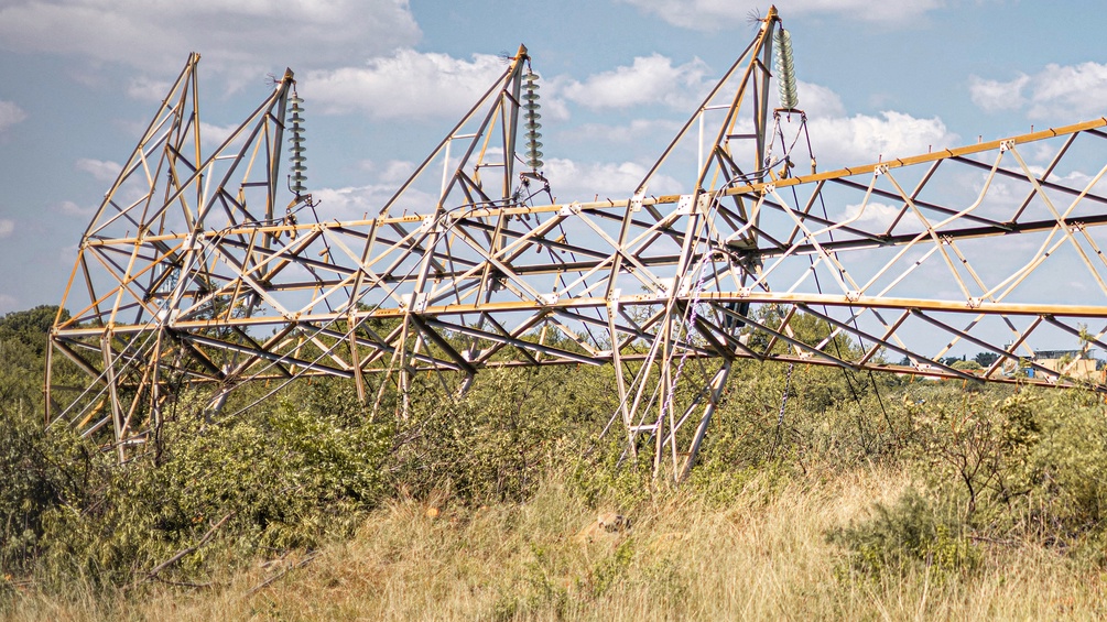 Umgestürtzter Strommast