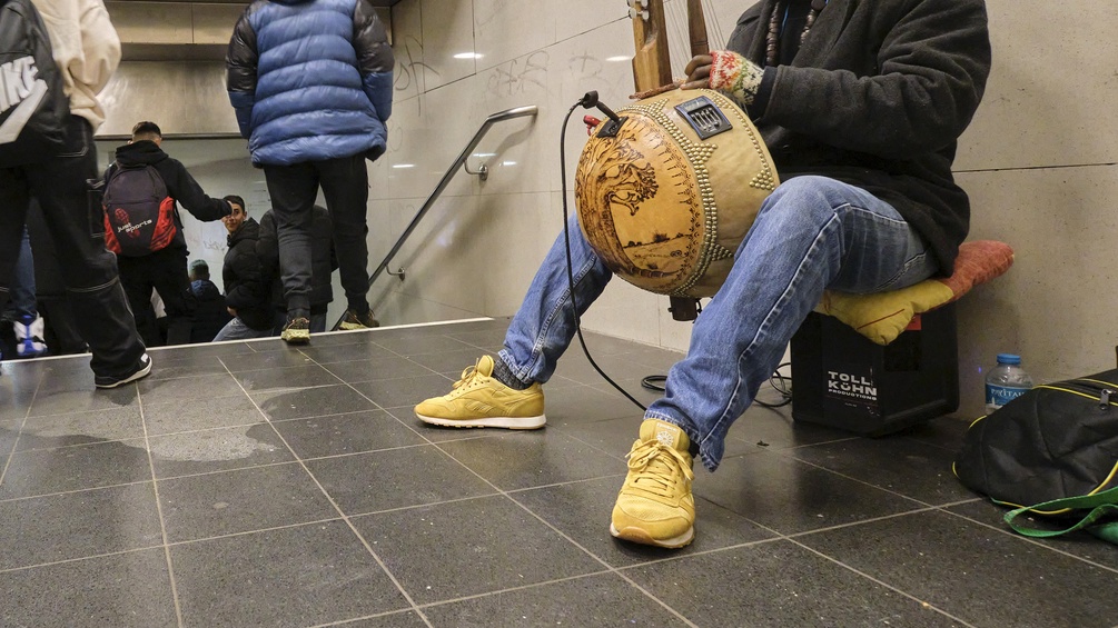Straßenmusikant bei einem U-Bahn-Abgang