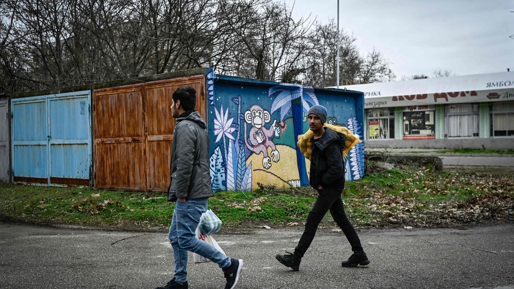 PICTUREDESK.COM/AFP/NIKOLAY DOYCHINOV Zwei Jugendliche in Bulgarien vor einem Grenzgebäude/-registratur