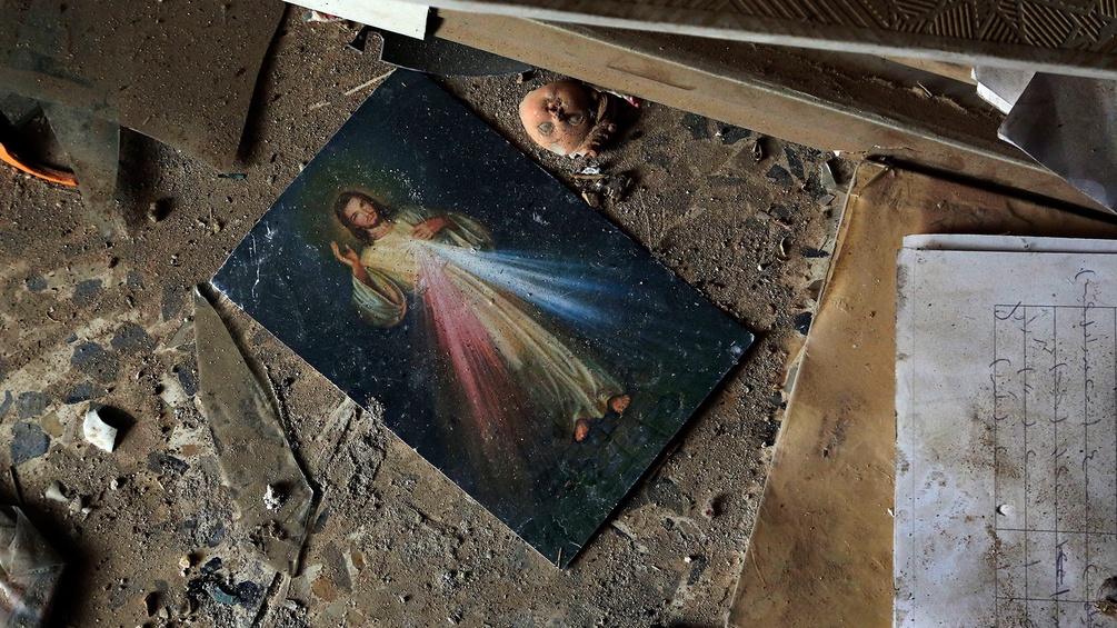 Ein Bild von Jesus Christ auf dem Boden in einer zerstörten Kirche