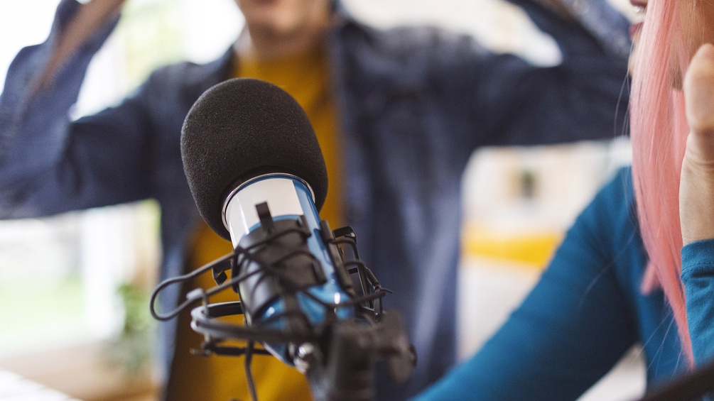 Podcast-Mikrofon mit zwei Personen