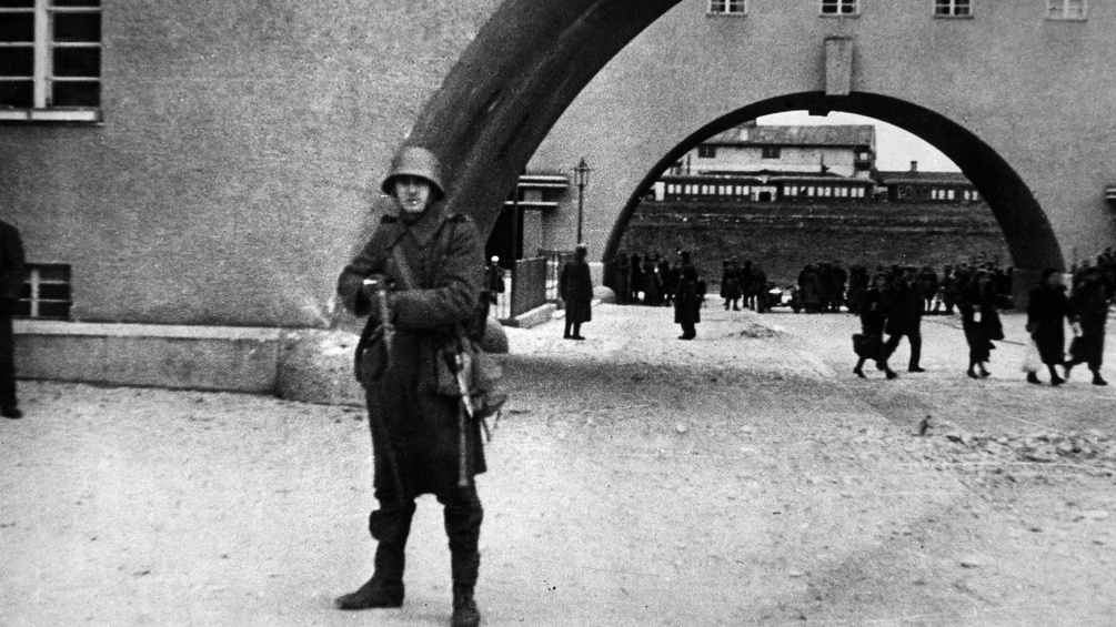 Februarkämpfe 1934: Militärposten vor dem Karl-Marx-Hof