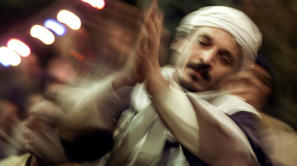Ein Sufist tanzt zur Zeit des Ramadan.