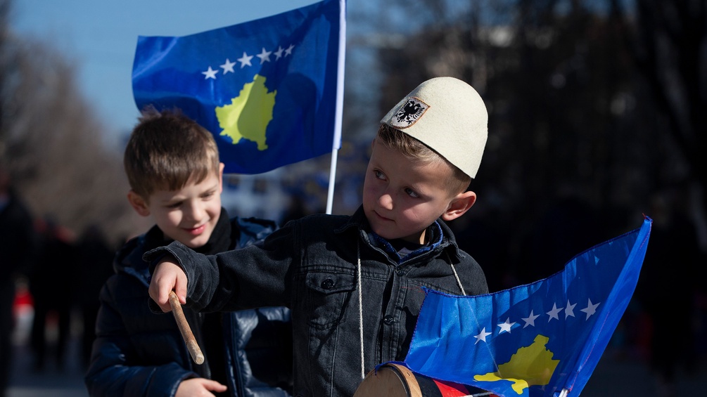 Zwei kosovarische Buben mit Fahnen bei einer Unabhängigkeitsfeier in Pristina 