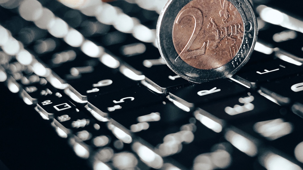 Zwei-Euro-Münze auf einer Tastatur
