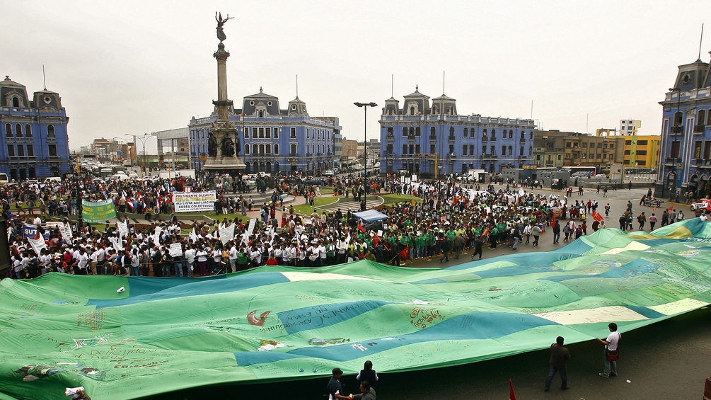 AFP/GERALDO CASO Ein Protest in Lima gegen ein Groß-Projekt