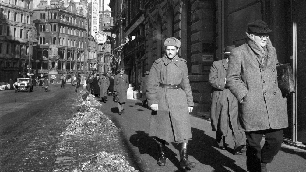 PICTUREDESK.COM/KEYSTONE/MILOU STEINER Russischer Soldat und Passant in Wien, 1946