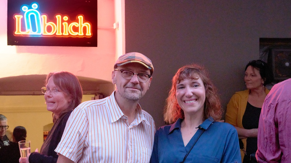 Theater Löblich: Theater-DirektorInnen Martin Moped und Christina Berzaczy vor ihrem Theatereingang
