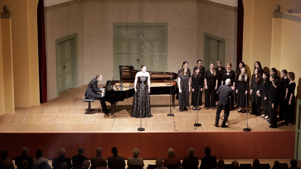 Sophie Rennert, Mezzosopran; Joseph Middleton, Klavier; Frauenchor "Vocalis"
