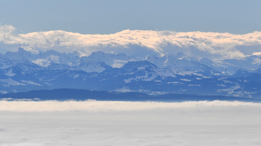 Im Hintergrund sind die Schweizer Alpen zu sehen