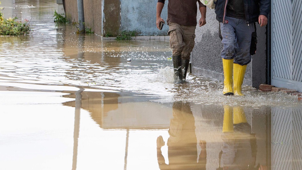 PICTUREDESK.COM/AFP/ALEX HALADA Hochwasser in Niederösterreich, 2024: Zwei Männer in Gummistiefel