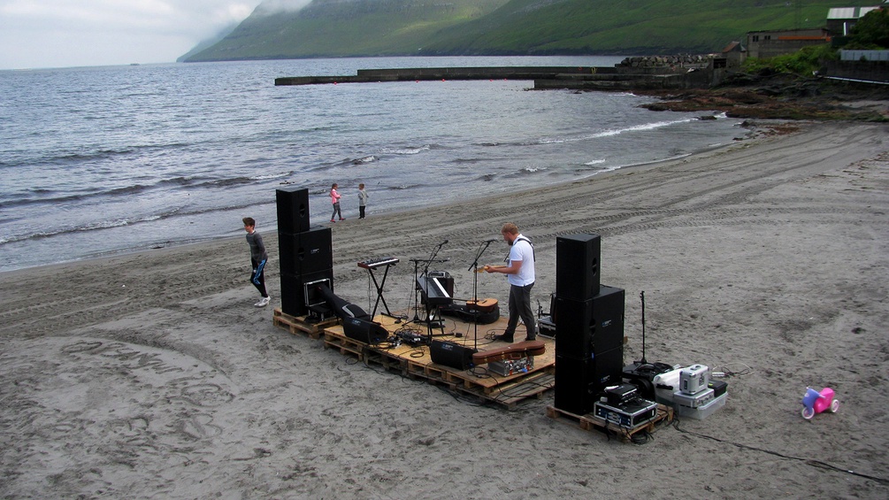 Musikbühne am Strand