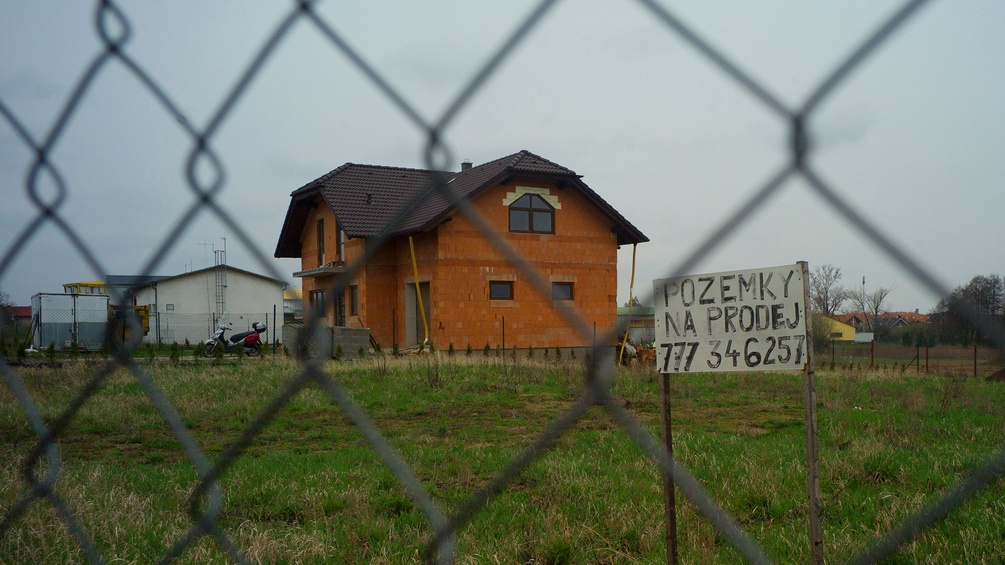 Ein Verkaufsschild vor einem fast fertiggestellten Haus in Tschechien