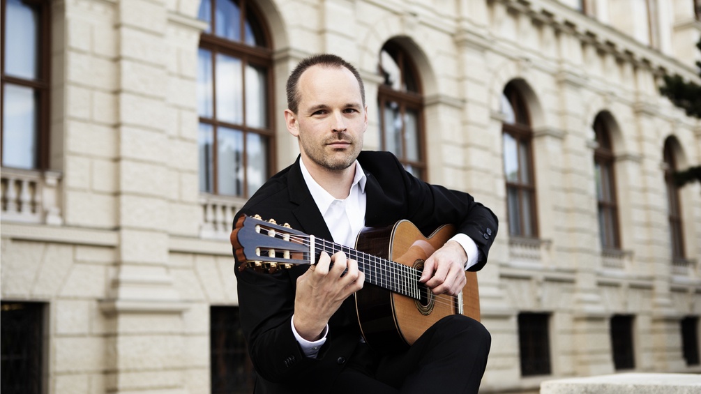 Porträt von Florian Palier an der Gitarre