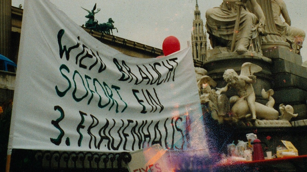 Kundgebung des Vereins Wiener Frauenhäuser 1994 vor dem Parlament mit der Forderung nach einem dritten Frauenhaus in Wien 