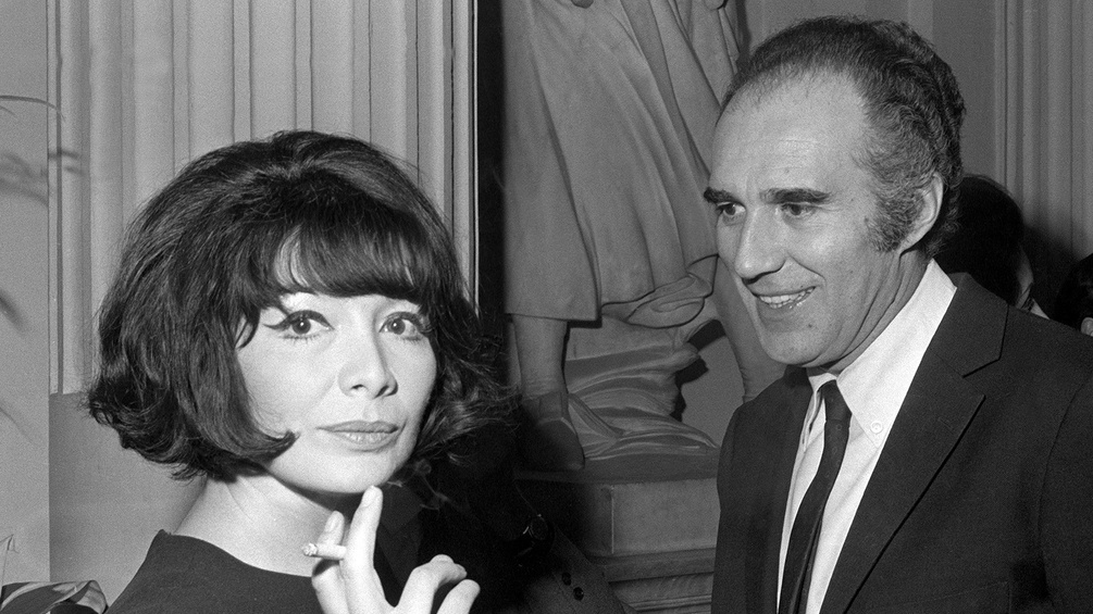 Michel Piccoli mit seiner damaligen Ehefrau, der Schauspielerin und Chansonsängerin Juliette Greco, 1967.