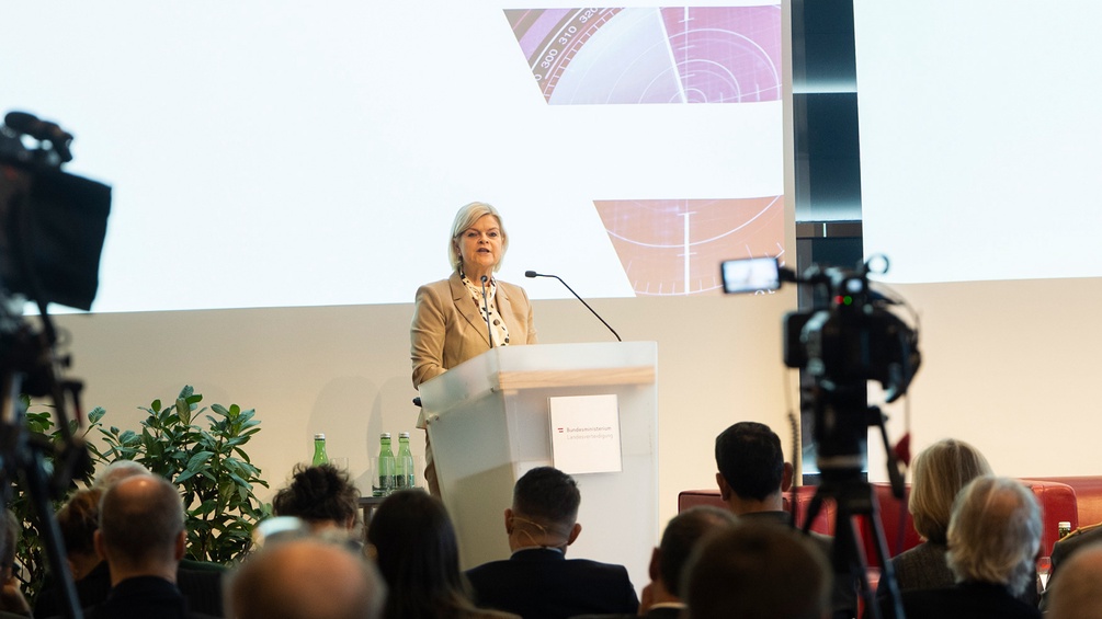 Bundesheer: Verteidigungsministerin Klaudia Tanner bei Präsentation „Risikobild 2024 – Welt aus den Fugen“