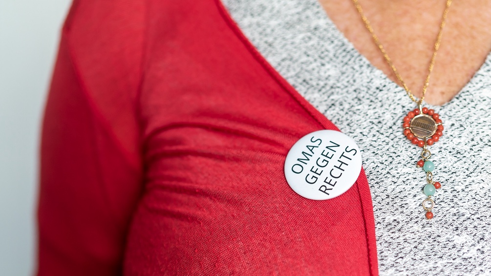 Susanne Scholl trägt einen "Omas gegen rechts"-Button