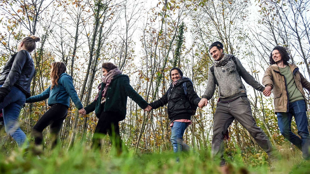 Menschen halten sich an den Händen in der Gemeinde Notre-Dame-des-Landes, ZAD