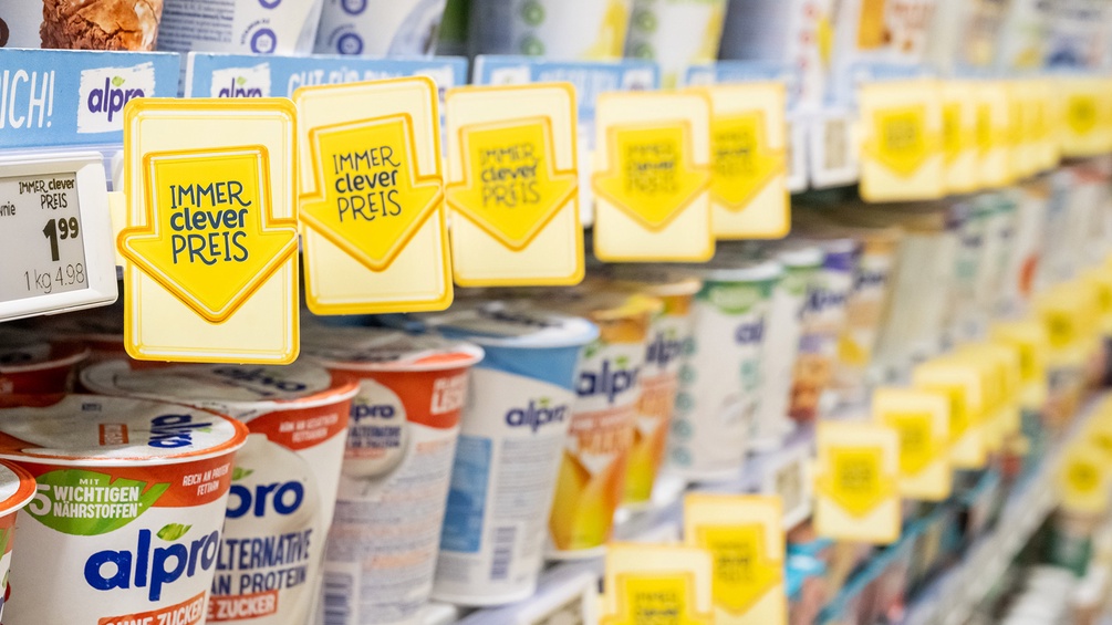 Volles Regal in einem Billa-Supermarkt: "Immer clever Preis"-Schilder bei Milchersatzprodukten