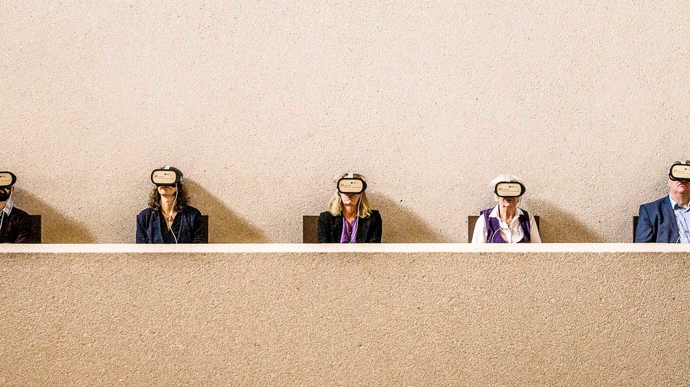 Menschen mit VR-Brillen im Museum