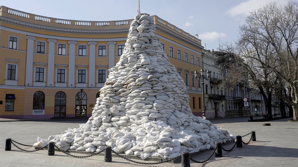 Ein Monument wird mit Sandsäcken vor Angriffen geschützt.