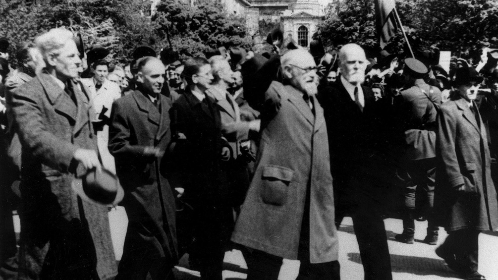 Archivaufnahme vom 29. April 1945 zeigt den damaligen Staatskanzler Karl Renner nach der Konstituierung der provisorischen Staatsregierung