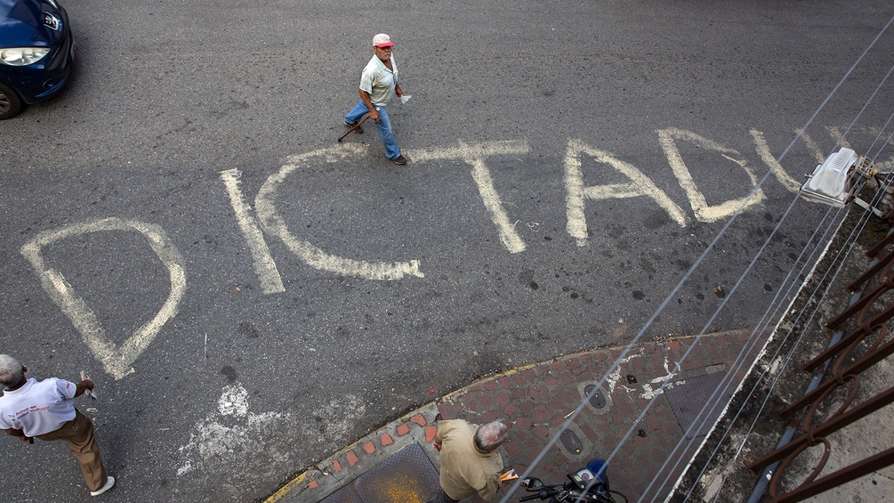 "Diktatur" auf eine Straße geschrieben