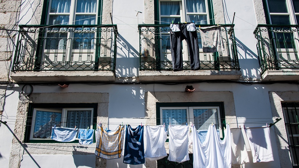 Wäscheleine an einer Häuserfront in Lissabon