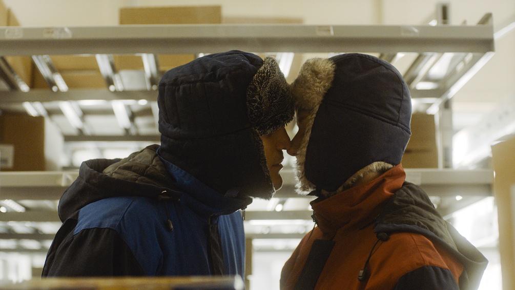 Eskimokuss tweier Personen im Wintergewand