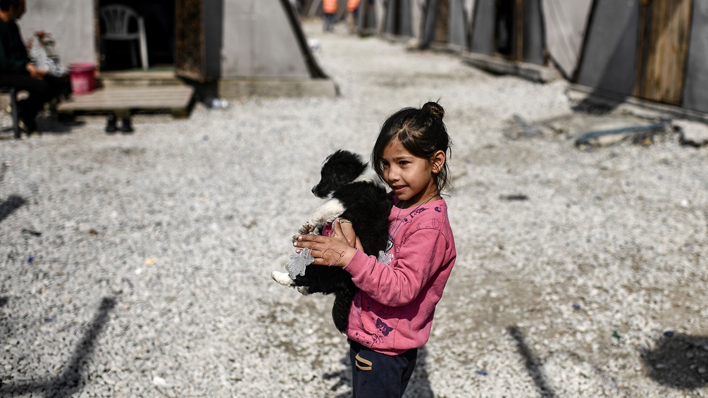 Kleines Mädchen in einem Flüchtlingslager auf Lesbos