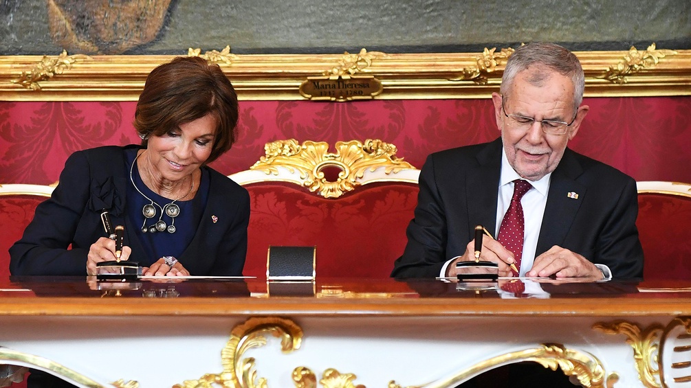  Bundeskanzlerin Brigitte Bierlein und Bundespräsident Alexander Van der Bellen während der Angelobung der neuen Bundesregierung 