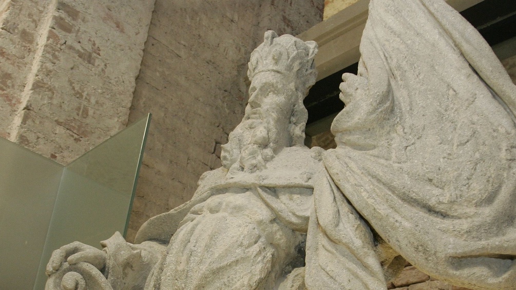 Die Figur Leopold III., aus Stein gehauen, steht im Stift Klosterneuburg
