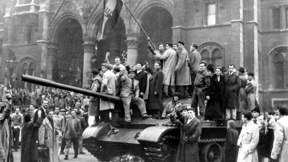 Ungarnaufstand im Oktober 1956, Menschen auf einem Panzer mit der ungarischen Flagge