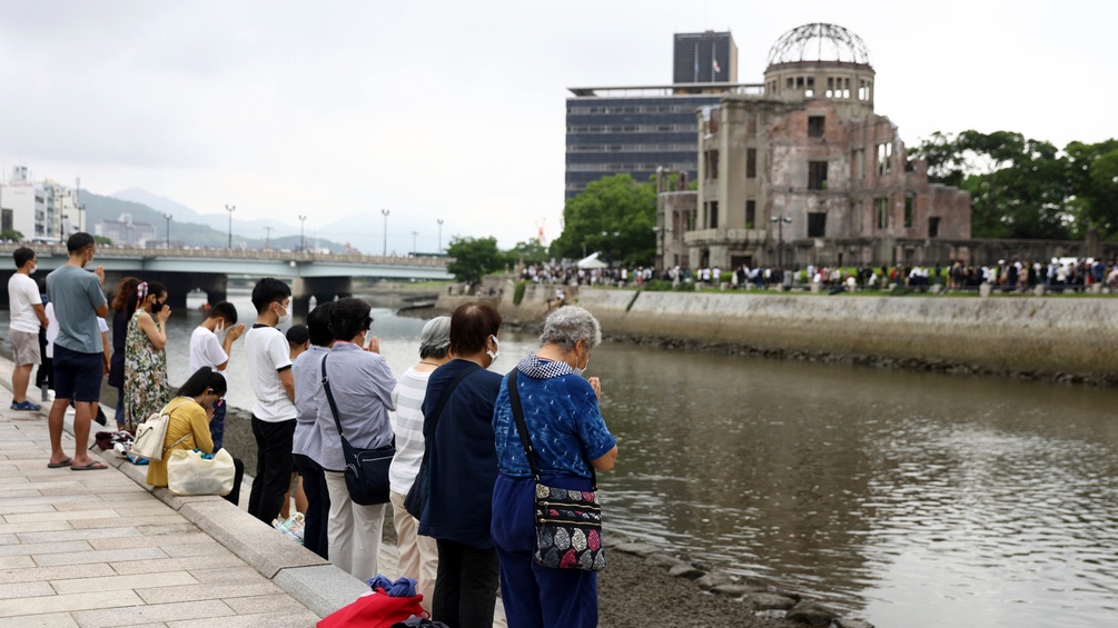 KUNIHIKO MIURA/AP/PICTUREDESK.COM Gedenkende Menschen