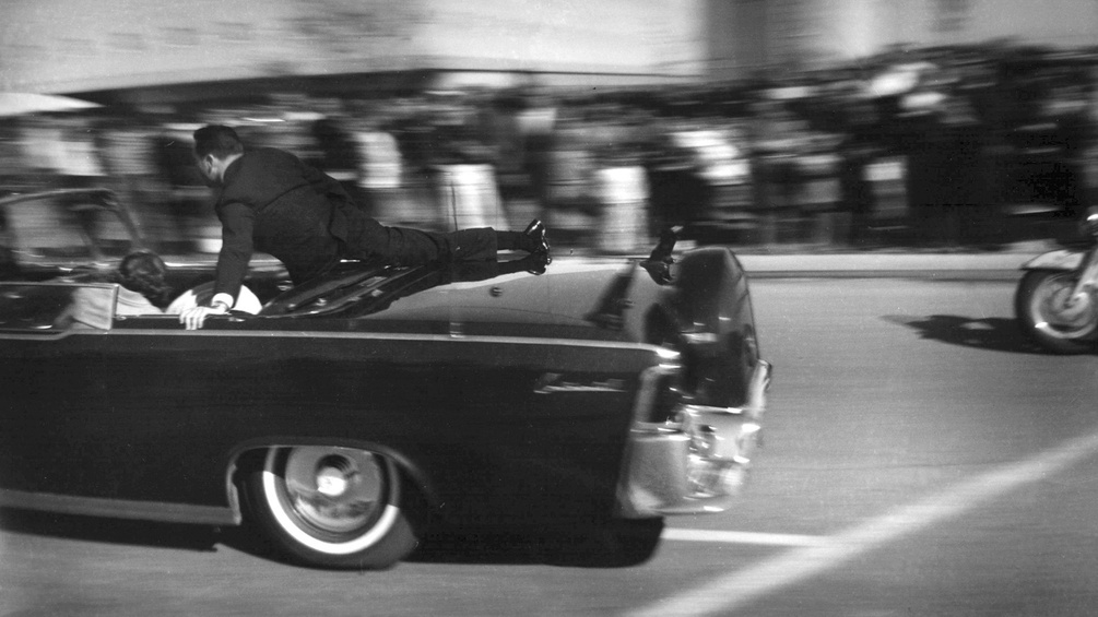 Die Limousine mit dem angeschossenen John F. Kennedy auf dem Weg ins Spital