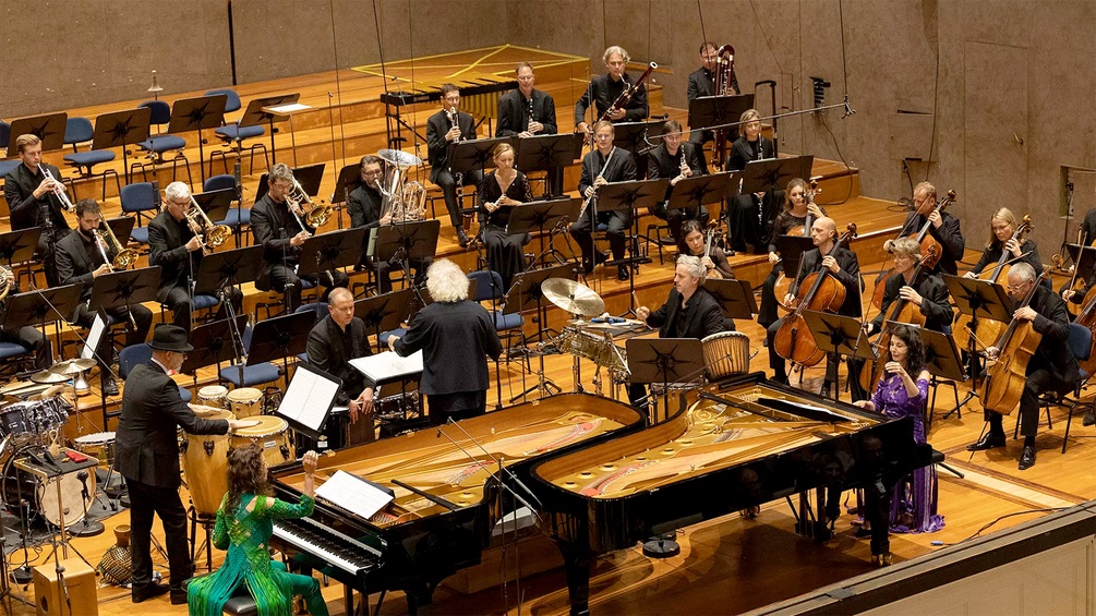 Symphonieorchester des Bayerischen Rundfunks, Dirigent: Simon Rattle. Rinat Shaham, Mezzosopran; Katia und Marielle Labèque, Klavier