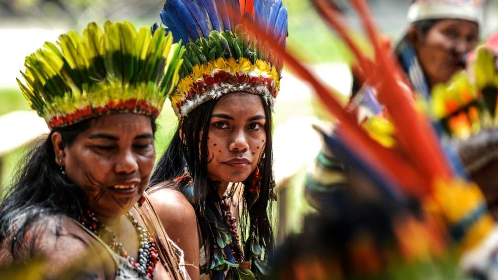 Mitglieder eines indigenen Volkes welches im Amazonas Gebiet lebt