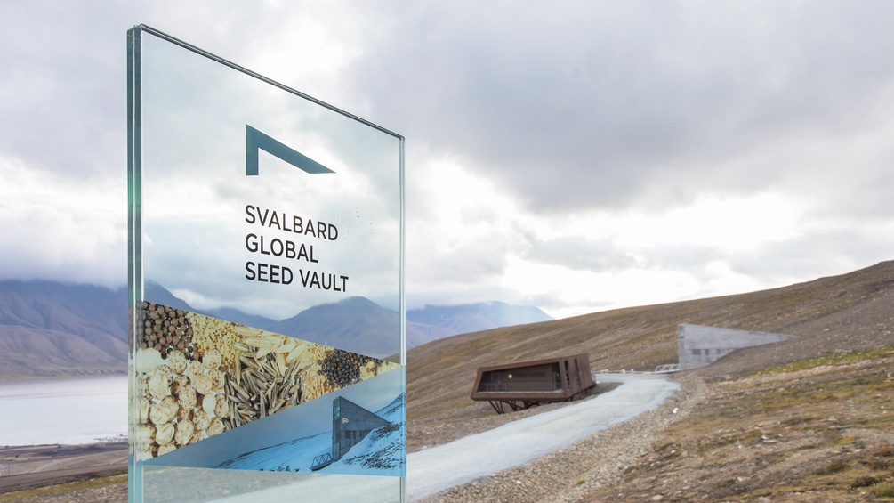 Eingangsschild zur größten Samenbank der Welt bei Longyearbyen, Spitzbergen, Norwegen 