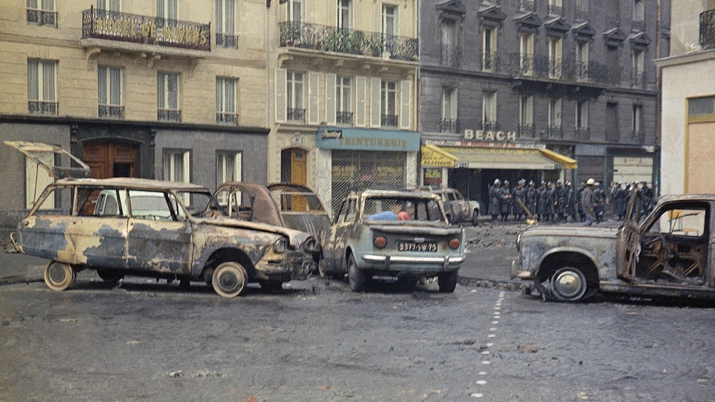 Zerstörte Autos in Paris 1968