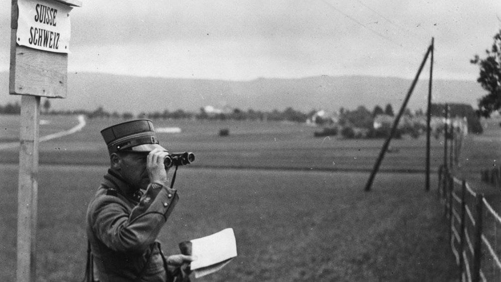 PICTUREDESK.COM/AKG-IMAGES Schweizer Oberleutnant an Grenze 1943