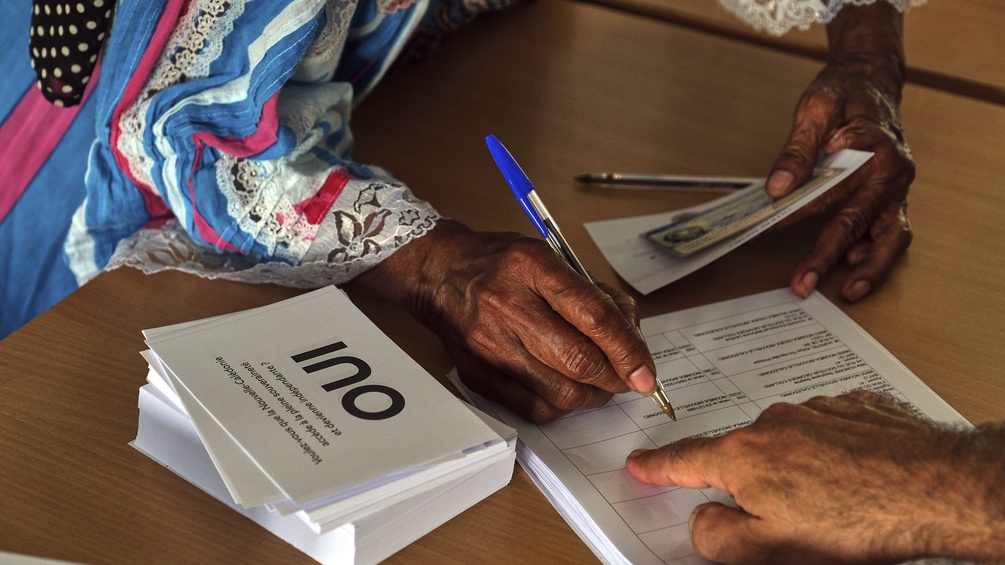 Hände beim Wählen in Neu Kaledonien
